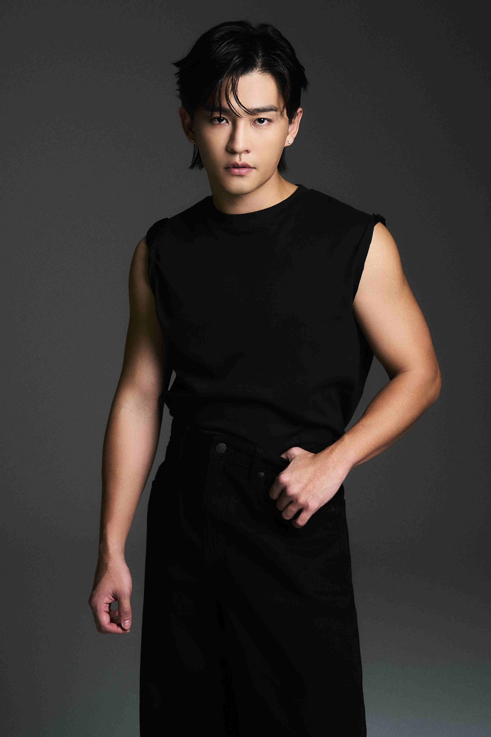 ALVN made an unforgettable entrance with ‘between the lines,’ kicking off with the emotionally resonant song ‘rescue me’- 2024