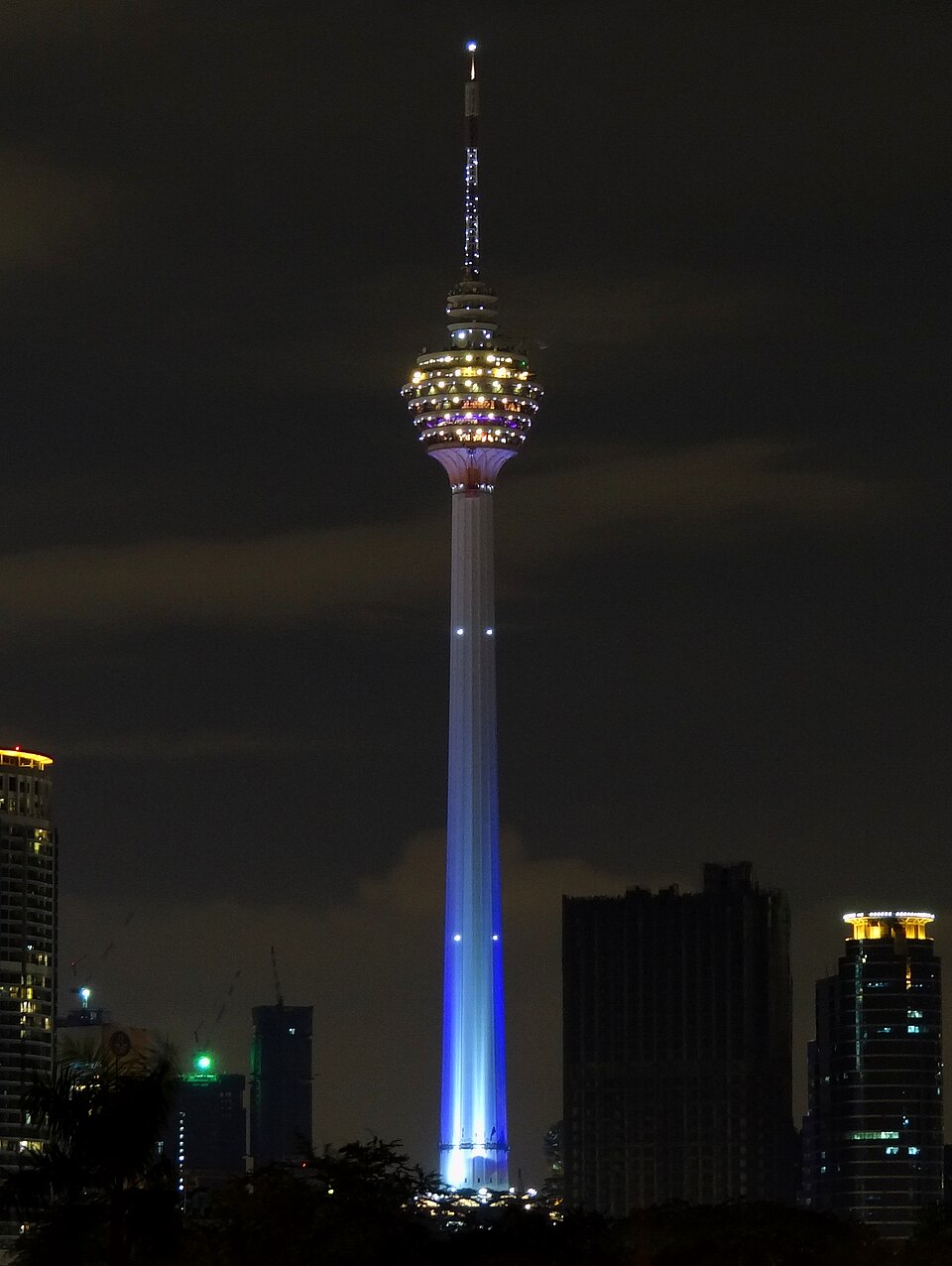 Menara Kuala Lumpur Bermandikan Cahaya Biru: Simbol Semangat Perpaduan Nasional
