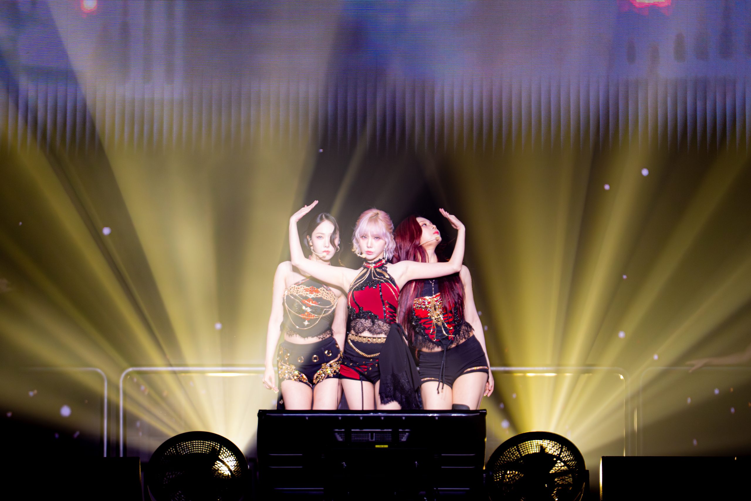 VIVIZ Captivates Malaysian Fans with Heartfelt Performances and Playful Energy During 2025 WORLD TOUR [NEW LEGACY]