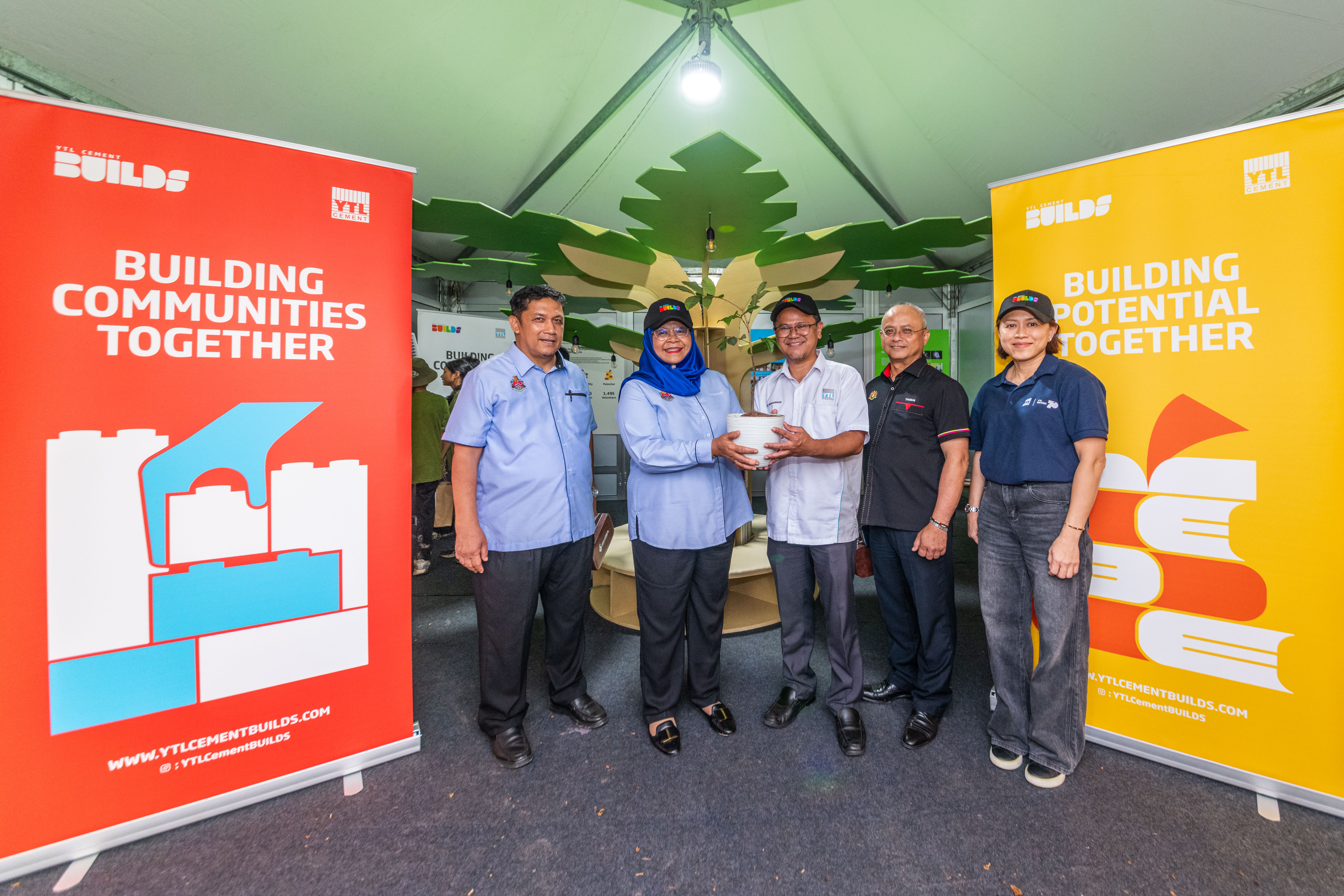 Majlis simbolik penyerahan pokok daripada Kumpulan YTL Cement kepada Datuk Bandar Kuala Lumpur, Dato’ Seri TPr. Dr. Maimunah Mohd Sharif, sebagai tanda meraikan ikrar sumbangan 70,000 pokok. Dari kiri: Pengarah Eksekutif (Perancangan) TPr. Md. Nazri bin Abdullah, Datuk Bandar Kuala Lumpur, Dato’ Seri TPr. Dr. Maimunah Mohd Sharif, Syed Muhammad bin Syed Nadzir, Pengarah Hal Ehwal Kerajaan dan Perhubungan Luar, dan Ong Ping Ping, Pengarah Komunikasi, Kumpulan YTL Cement.