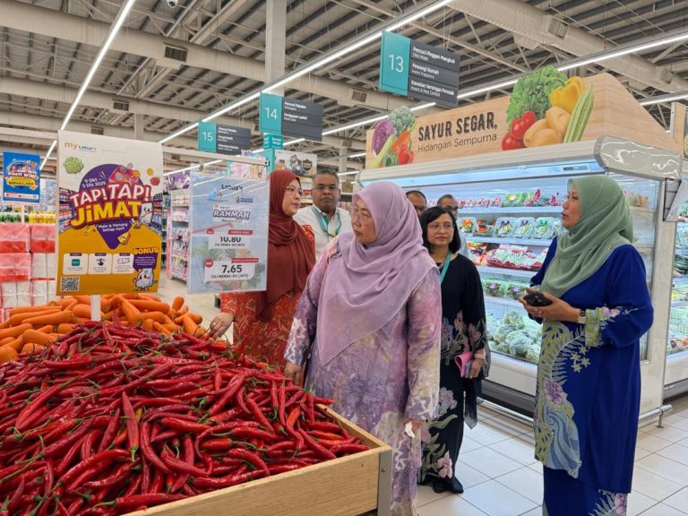 Yang Berhormat Datuk Dr. Senator Hajah Fuziah Salleh, Deputy Minister of MDT COL visited Lotus’s Setia Alam to witness the exclusive one-day Jualan Rahmah in the said outlet.