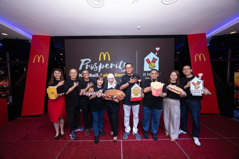 (6th from left) Dato' Haji Azmir Jaafar, Managing Director & Local Operating Partner and (5th from left) Melati Abdul Hai, Senior Vice President & Chief Impact Officer with Senior Management Team of McDonald's Malaysia, invited fans of Prosperity Burger to enjoy a set meal while donating 20 sen to the Ronald McDonald House Charities (RMHC) Malaysia.