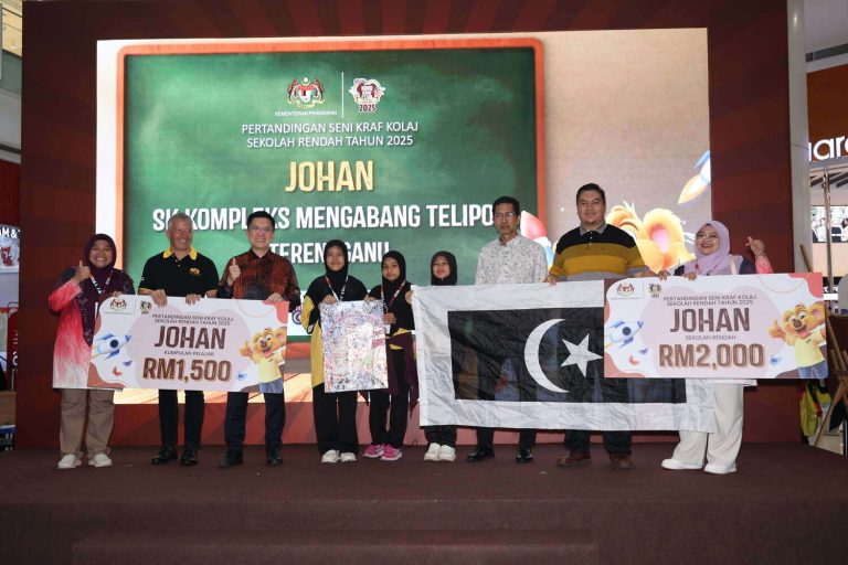From left: Teacher Fazita Binti Mohammad; Nestlé Malaysia CEO Juan Aranols; Deputy Education Minister YB Tuan Wong Kah Woh; and the Koko Kraf Club 2025 Grand Finale winners — Hana Uzma, Ulya Mardhiyyah, and Siti NurFatihah from SK Kompleks Mengabang Telipot, Terengganu — joined by Tuan Ithnin bin Mahadi and fellow teachers.