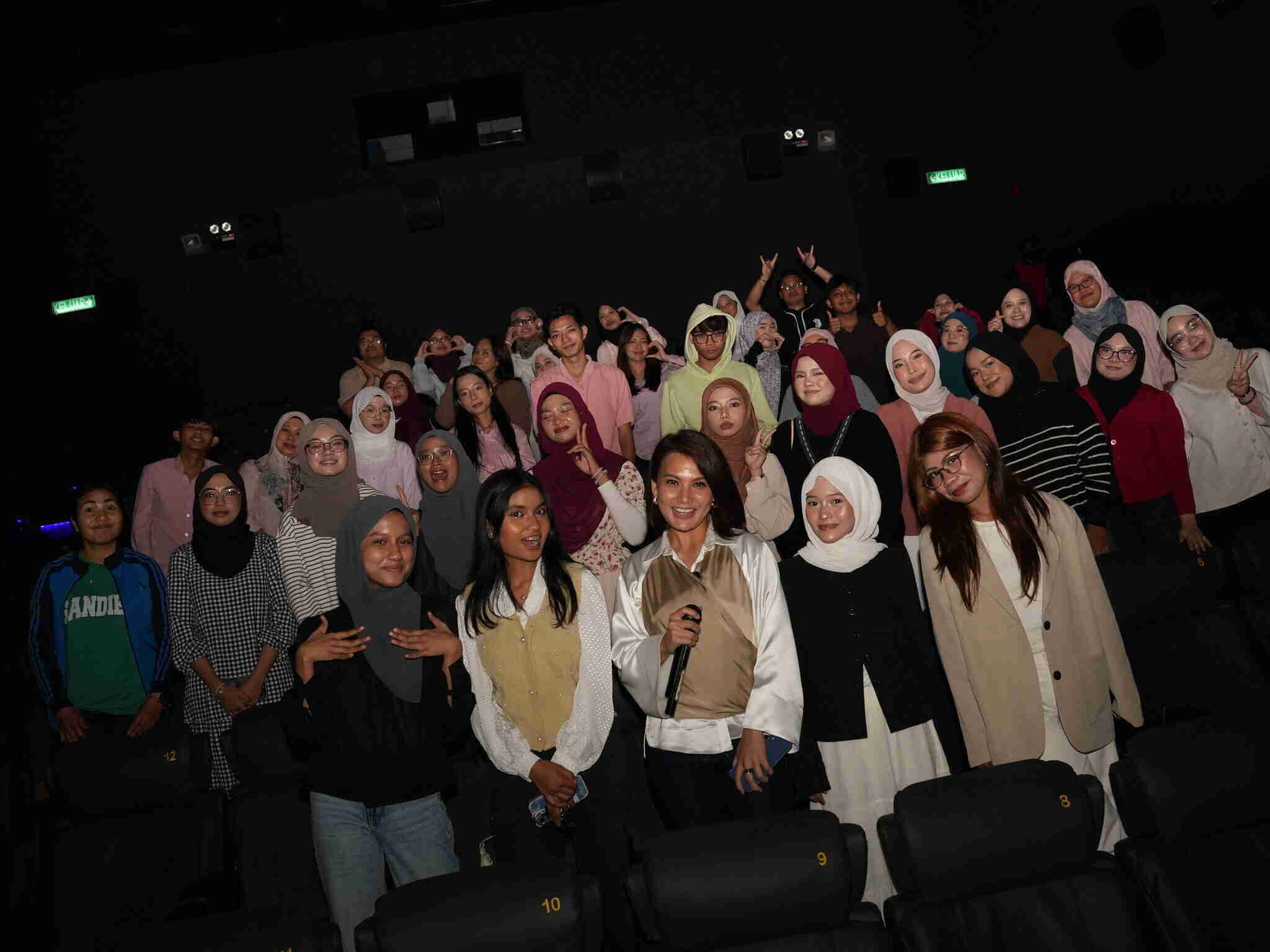 Sorakan, senyuman dan vibe positif! Pelajar UiTM hadir beramai-ramai memeriahkan tayangan Rangga & Cinta, menjadikan pawagam bernafas dengan energi generasi muda.