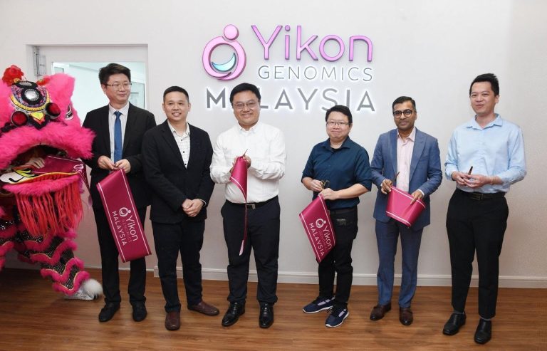 From left to right: Mr Yan Peng Song of Deep & Harmonicare IVF Center; Dr David Wong Chee Ern, Lab Manager, Yikon Genomics; Dr Sijia Lu, CEO & Founder, Yikon Genomics, Dr Aaron Chen, Associate Scientific Director, Sunfert International Fertility Centre; Dr Mathi Arasu, Medical Director, Ever Link Fertility Centre; and Mr Fong Yee Shiuan, Senior Geneticist, Alpha IVF Group.