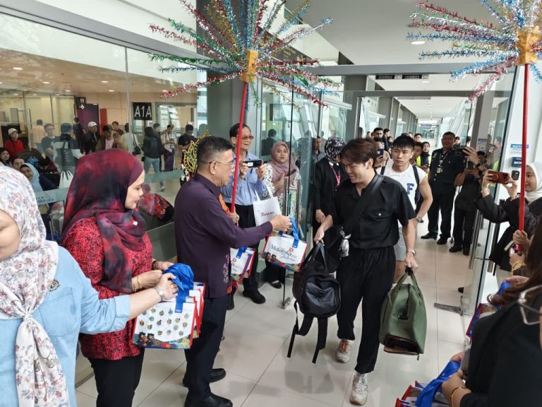 The arrival of passengers on flight OD832 was welcomed by YB Wong Hon Wai.
