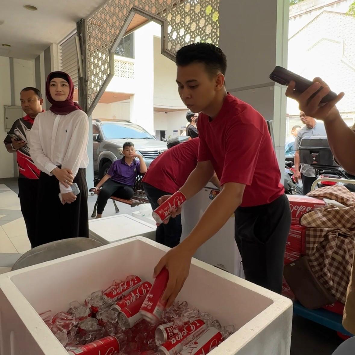 iDopaCola Edar 700 Tin Minuman Percuma kepada Jemaah Masjid UiTM Shah Alam