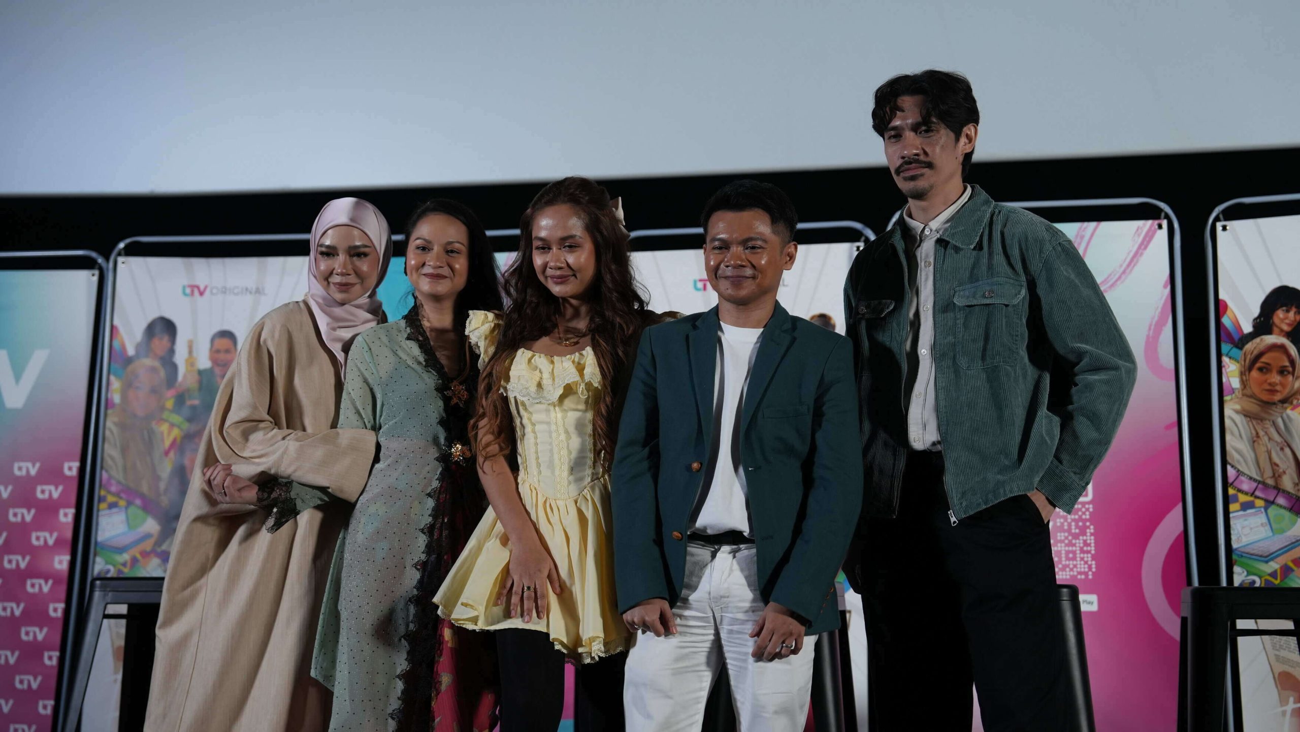 “UTV mempersembahkan telefilem romantik komedi ‘Fantasi Fiksi’ dengan empat pemenang trofi FFM sebagai teraju utama.”