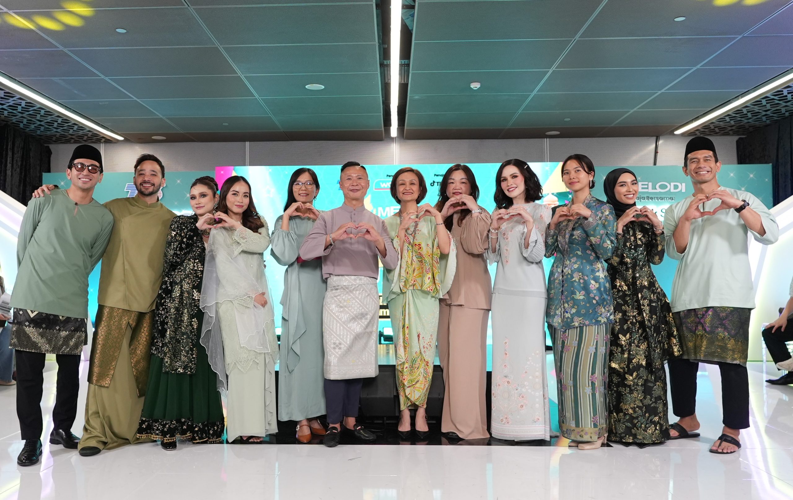 Peragaan Raya di Atas Tren Menarik Perhatian: Melodi Glam Raya Runway Memeriahkan Perjalanan MRT dengan Barisan Selebriti, Persembahan Muzik dan Inspirasi Gaya Raya