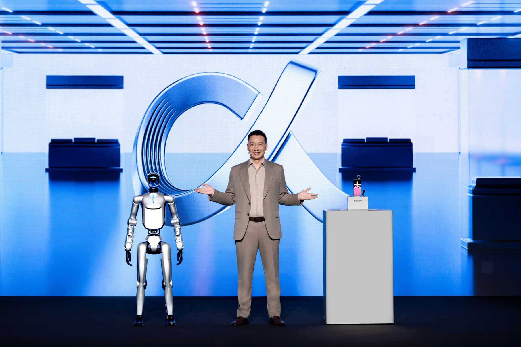 HONOR Strengthens Its AI Strategy at MWC 2026 with the Introduction of a Robot Phone, Humanoid Robot, and Magic V6