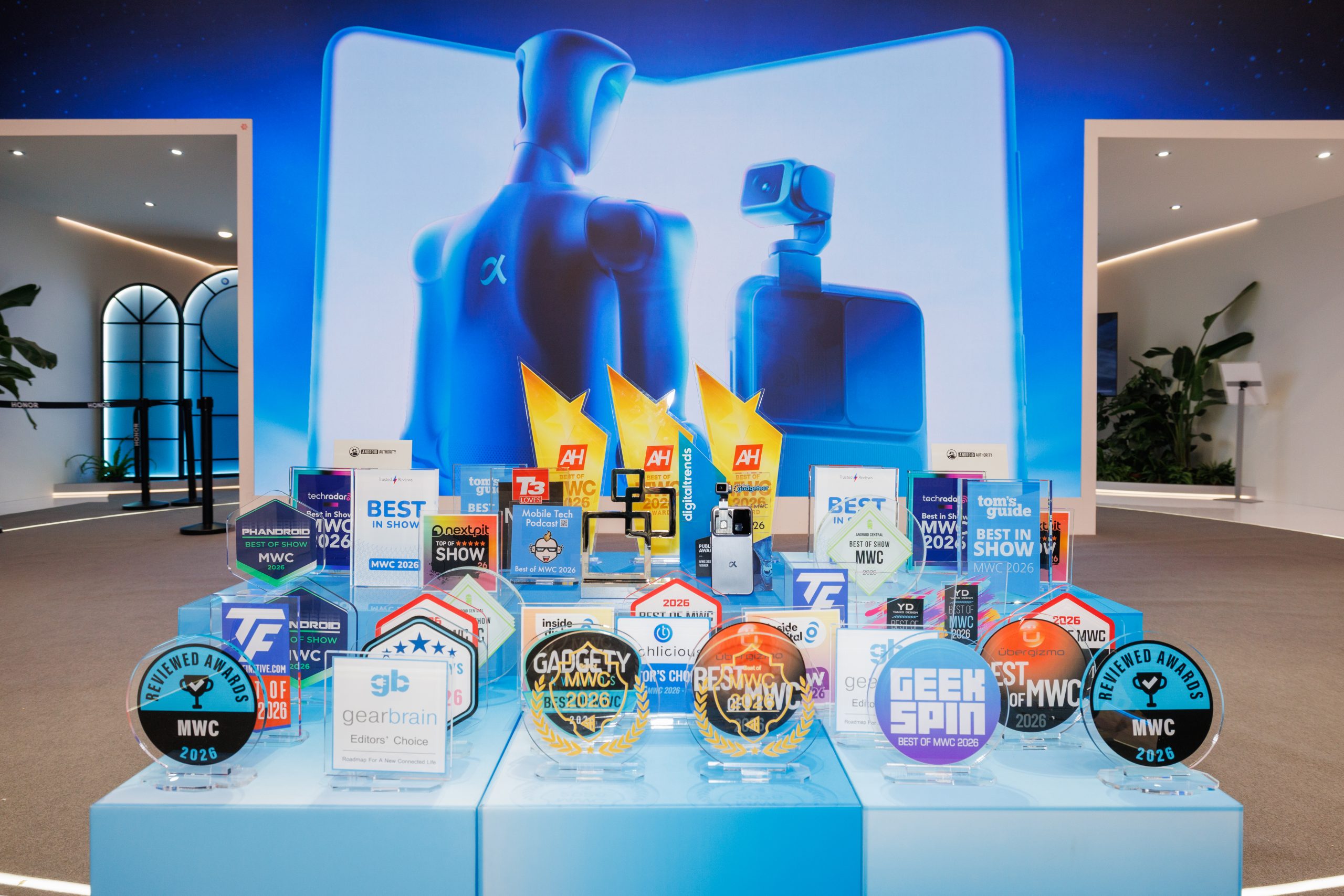 HONOR Terima Pengiktirafan Global Untuk Inovasi AI, Robotik dan Telefon Boleh Lipat