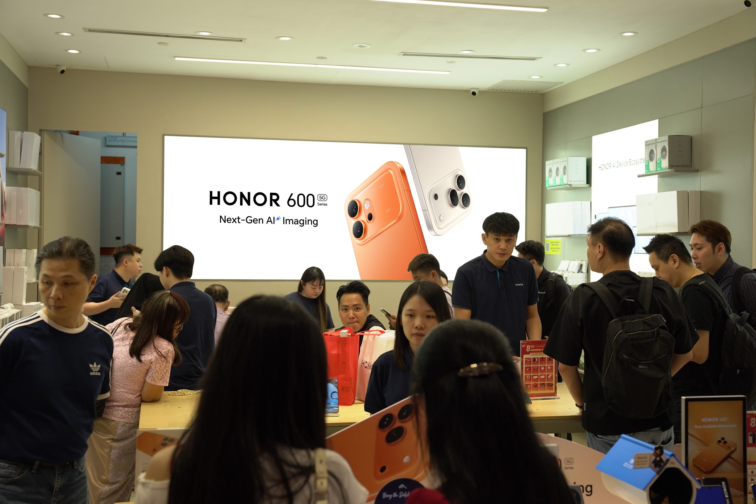 HONOR 600 Series Kicks Off with Strong Demand, Crowds Flock to Stores