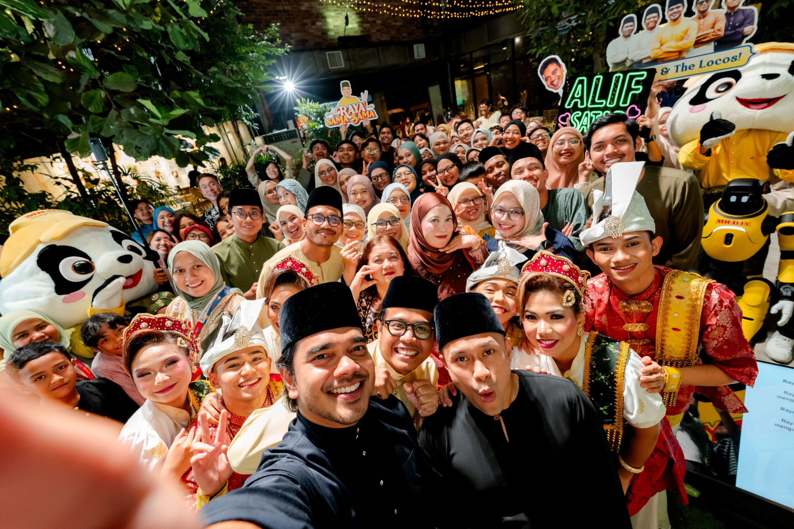 Kemeriahan Luar Biasa: Alif Satar & The Locos Sertai Ribuan Tetamu Di Rumah Terbuka MR D.I.Y.