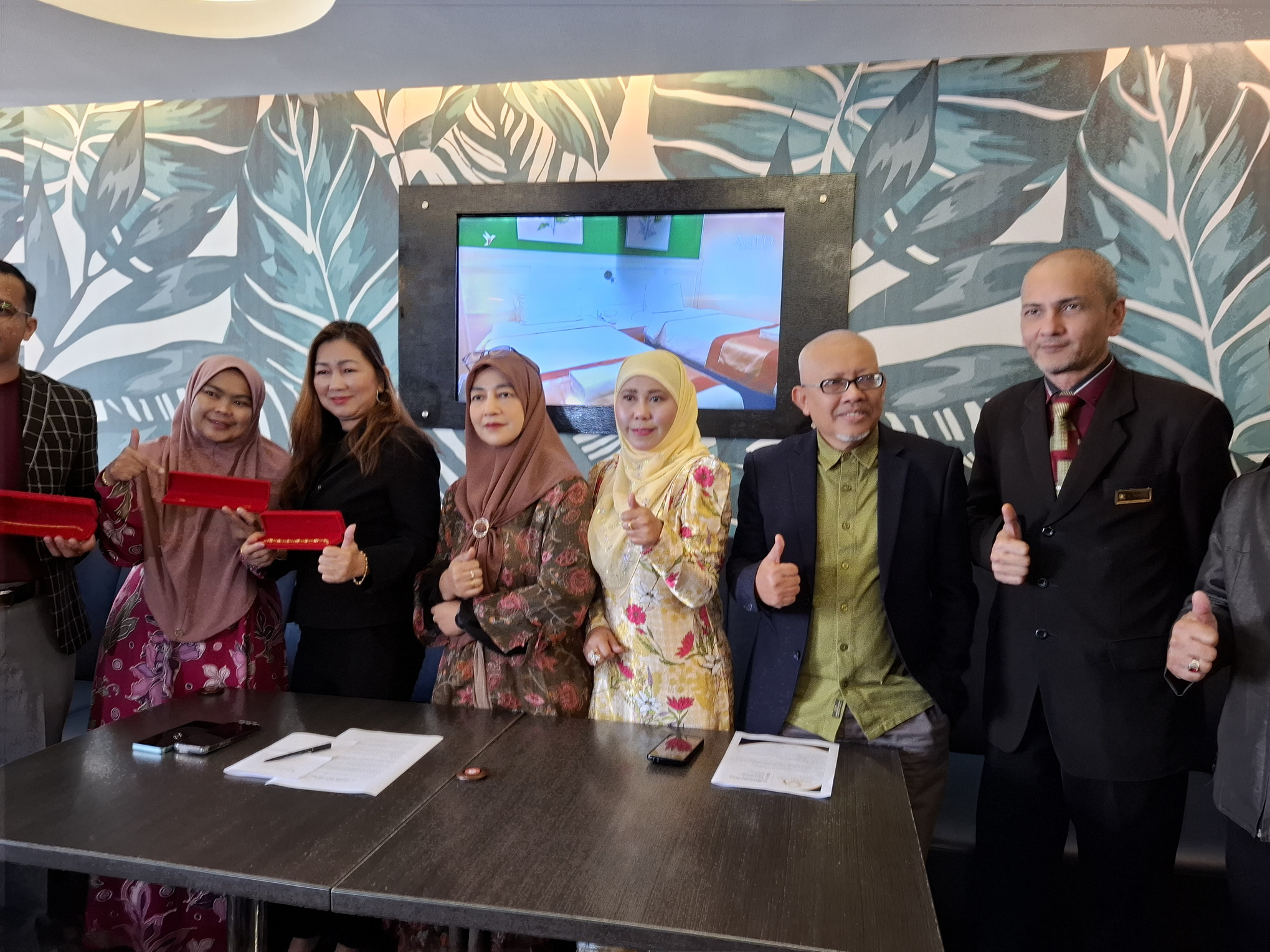 Penyerahan Emas Fizikal Warnai Kerjasama Strategik CA Prestige Gold dan ASTO Hotel