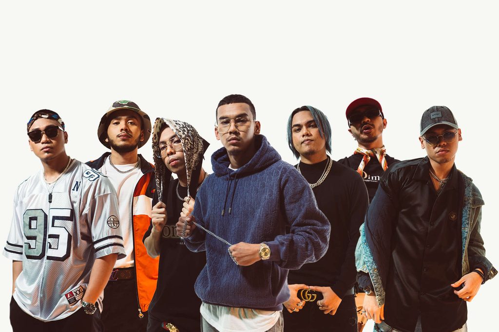 Potret rasmi kumpulan K-Clique bergaya fesyen streetwear berlatar putih sebagai artis utama festival RAPAT Hip Hop Fest