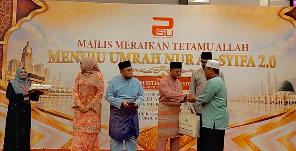 Menteri Besar Selangor Datuk Seri Amirudin Shari menyampaikan beg cenderahati pada Majlis Meraikan Tetamu Allah Menuju Umrah Nur Al-Syifa 2.0