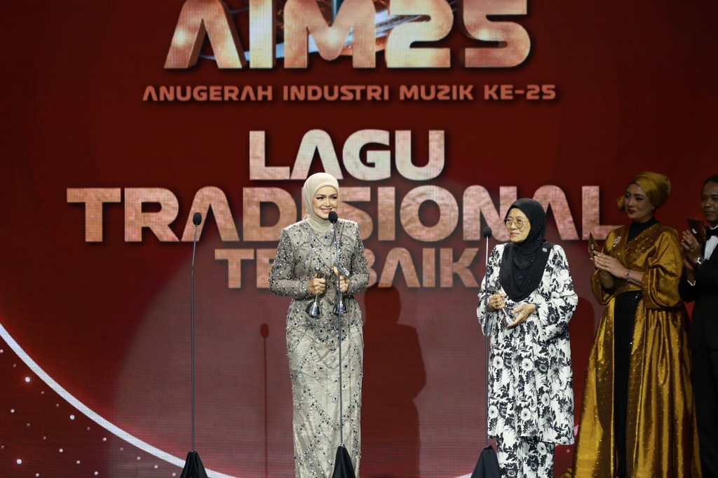 Datuk Seri Siti Nurhaliza memegang trofi bagi kategori Lagu Tradisional Terbaik di pentas Anugerah Industri Muzik ke-25 AIM 25