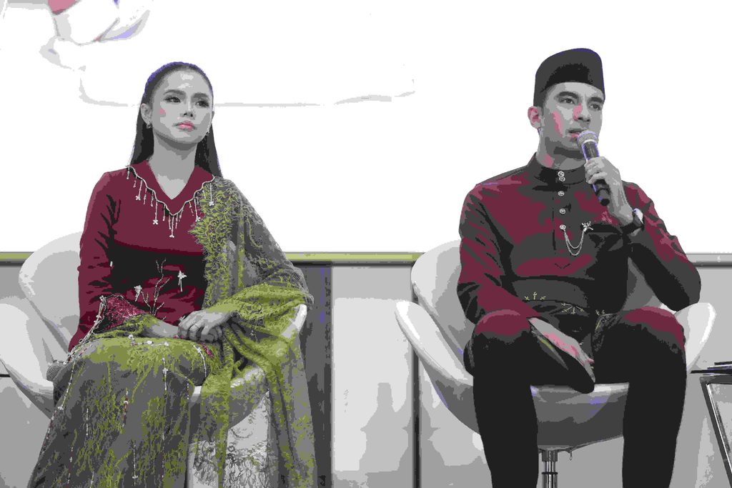 Syed Saddiq memegang mikrofon menjawab soalan media di sebelah Bella Astillah semasa sidang akhbar siri Walimatulurus