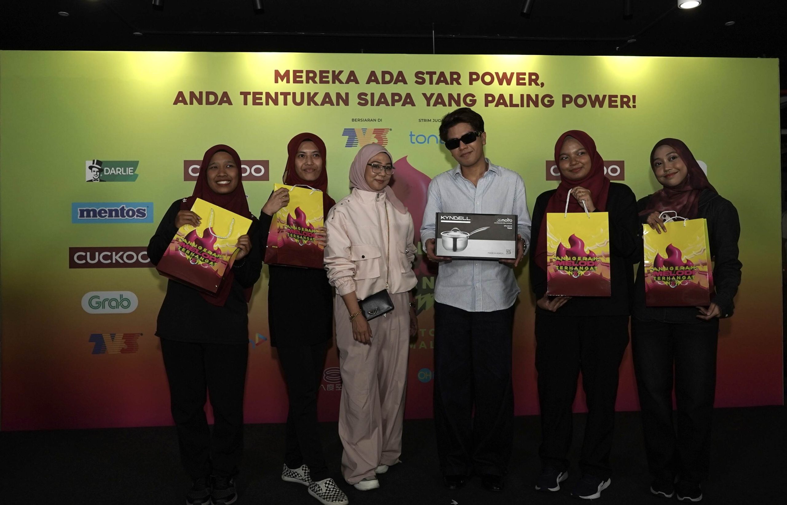 Penyanyi Haqiem Rusli menyampaikan hadiah dan cenderahati kepada peminat yang hadir memeriahkan Acara Go-Kart AMT 2026