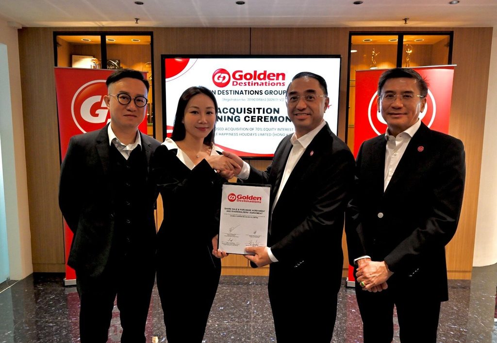 Barisan kepimpinan Golden Destinations Group Berhad merakam gambar kenangan selepas selesai memeterai perjanjian pengambilalihan strategik