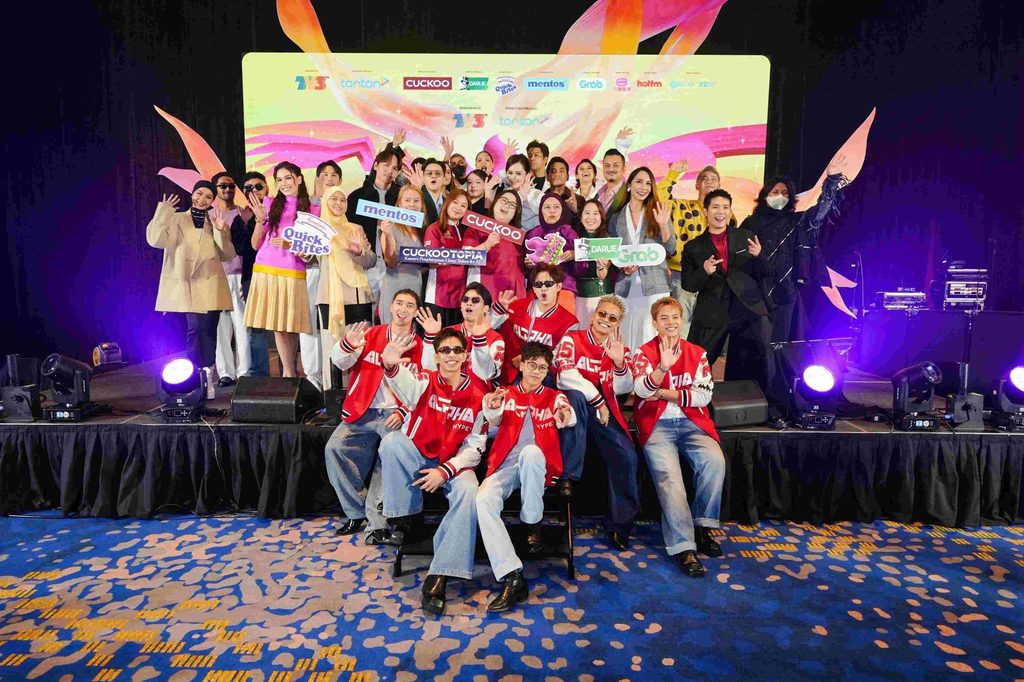 Sesi bergambar beramai-ramai pelbagai artis dan barisan pengurusan sempena pelancaran rasmi Anugerah Melodi Terhangat 2026