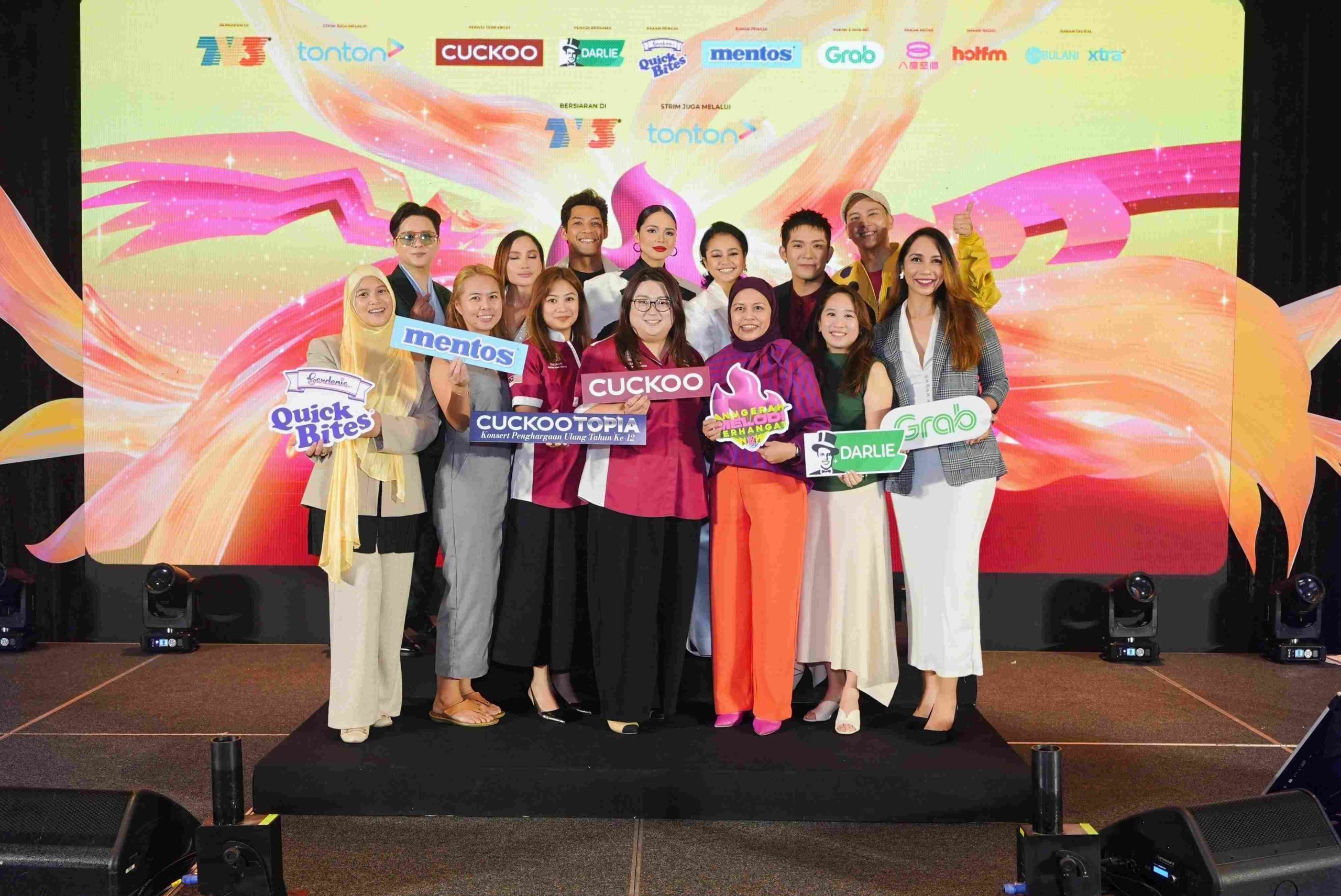 Barisan wakil penaja dan selebriti yang menjayakan Anugerah Melodi Terhangat 2026 bergambar di atas pentas sidang media