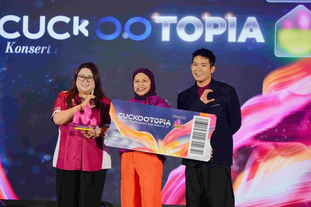 Wakil penganjur memegang tiket gergasi sebagai gimik pelancaran Anugerah Melodi Terhangat 2026 dan konsert CUCKOOTOPIA