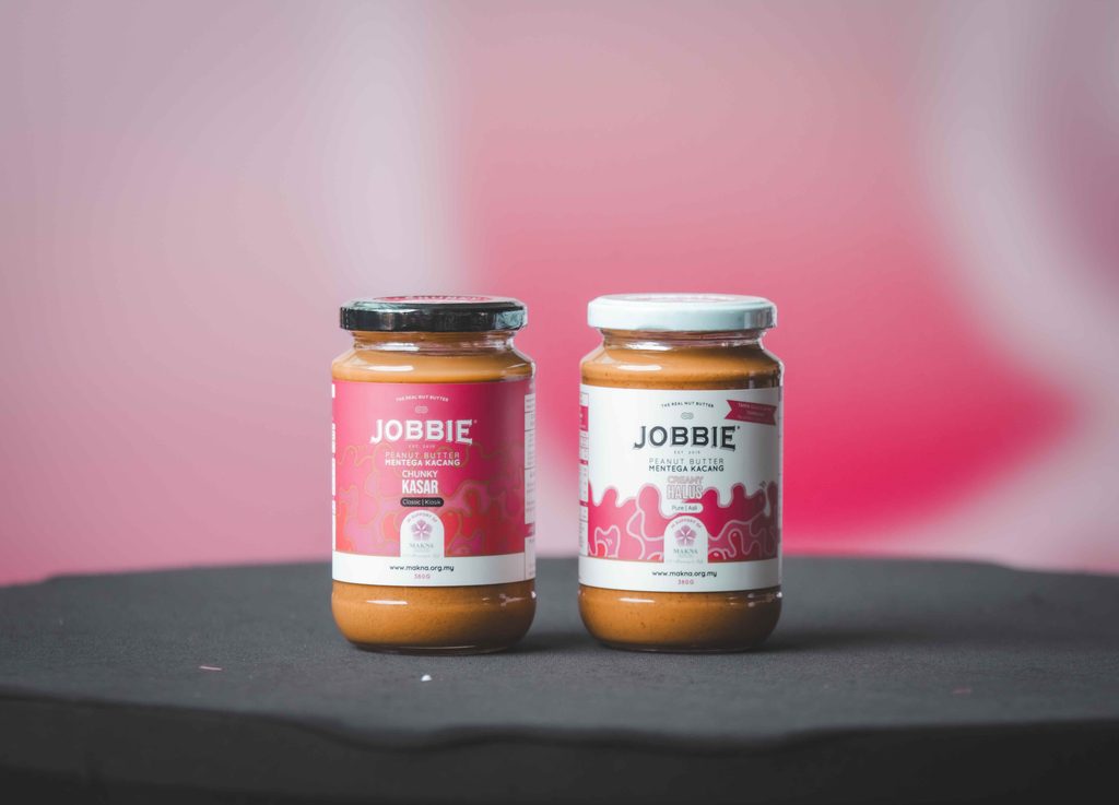 Dua botol mentega kacang JOBBIE Chunky dan Creamy edisi terhad Pink Wobbly bertemakan kesedaran kanser payudara di Lotus's
