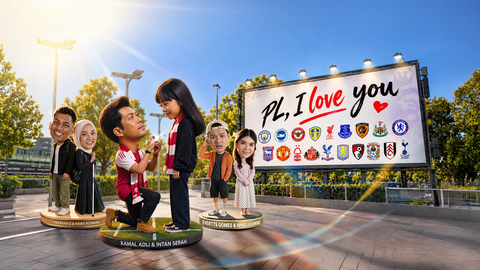 Poster promosi rasmi drama PL I Love You memaparkan barisan pelakon utama dengan latar belakang papan iklan logo kelab bola sepak Inggeris