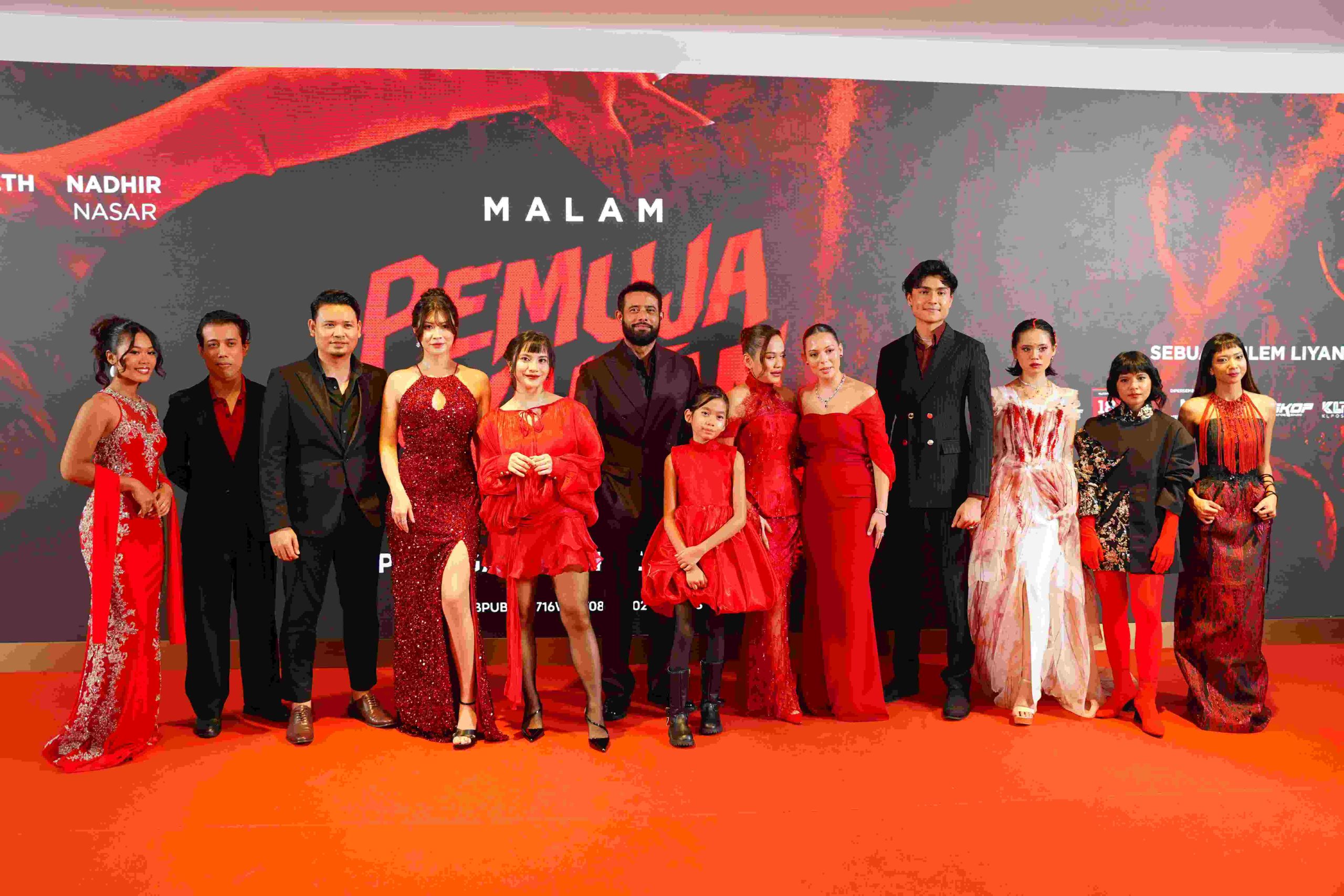 Barisan pelakon dan pengarah filem Pemuja Syaitan bergambar di karpet merah semasa majlis tayangan