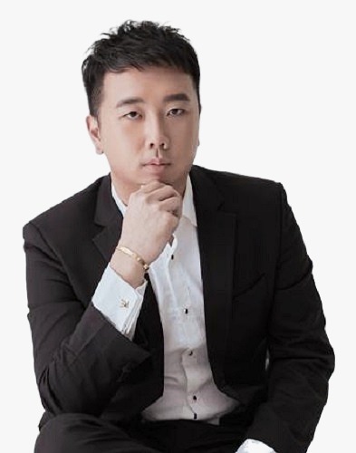 Ketua Pegawai Eksekutif SCIB Michael Tan Thian Zhi memakai sut hitam dan kemeja putih bergambar di studio