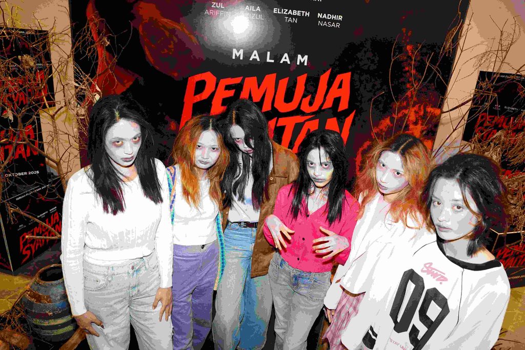 Pelakon tambahan menggayakan solekan kesan khas watak seram di hadapan poster Malam Pemuja Syaitan