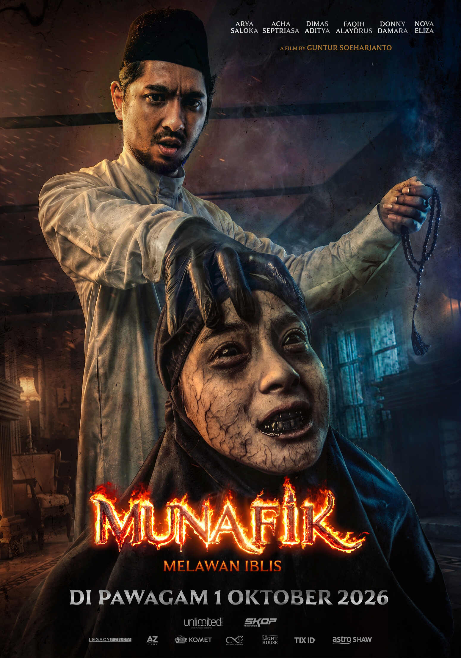 Poster rasmi filem Munafik Melawan Iblis memaparkan watak Ustaz Adam memegang tasbih dengan latar belakang entiti mistik