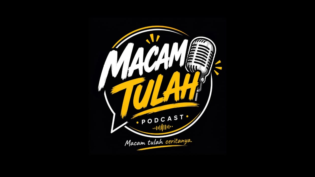 Logo bulat Macam Tulah Podcast warna hitam kuning dengan grafik mikrofon retro serta slogan macam tulah ceritanya