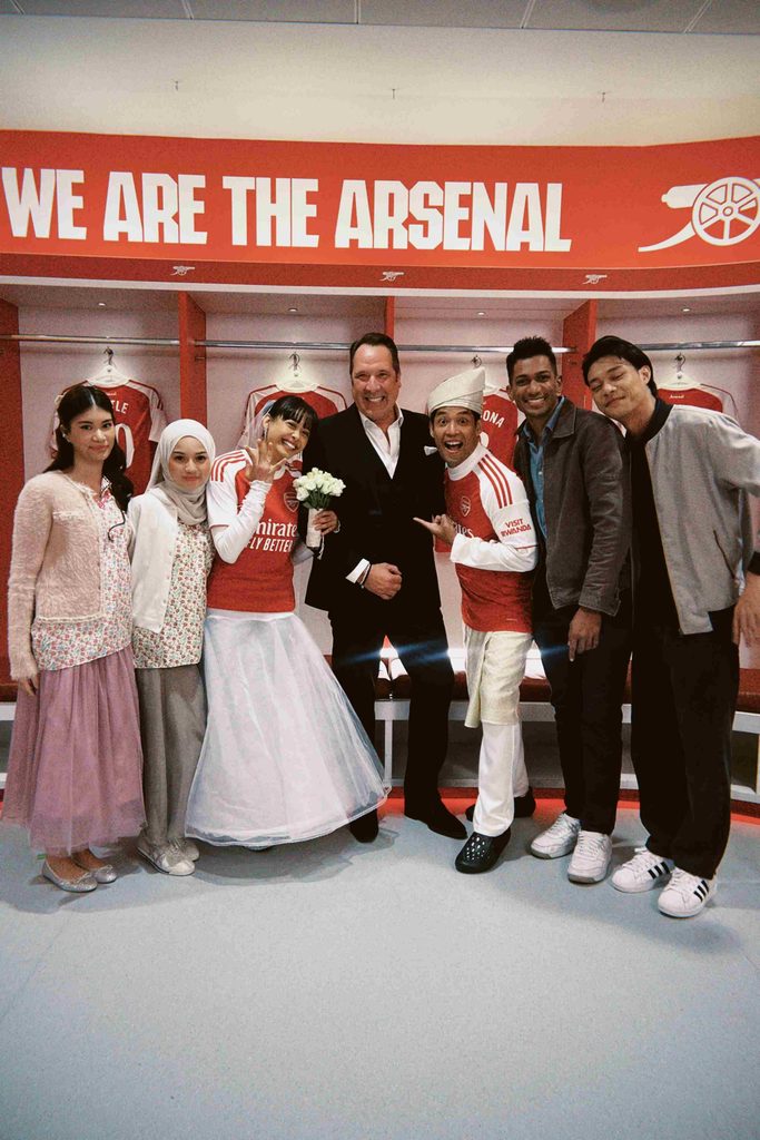 Barisan pelakon drama PL I Love You bergambar di dalam bilik persalinan berkonsepkan kelab bola sepak Arsenal