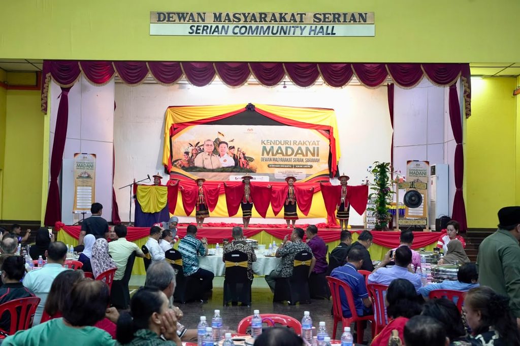 Persembahan kebudayaan tradisional sewaktu majlis perasmian Program Kenduri Rakyat MADANI di Dewan Masyarakat Serian.