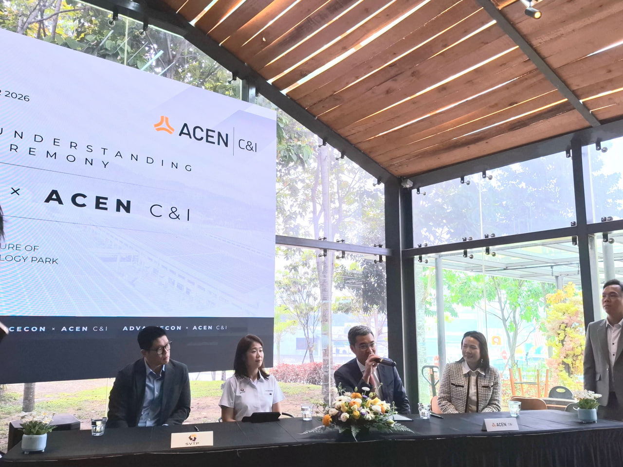 Barisan wakil pengurusan SVTP dan ACEN C&I duduk di meja sidang media di hadapan skrin digital majlis persefahaman tenaga hijau