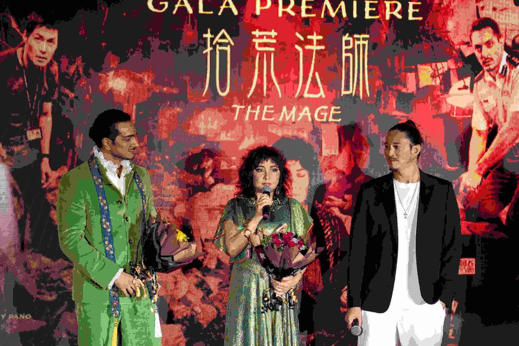 Iman Taheri dan Josie Ho memegang jambangan bunga bersama rakan pelakon di atas pentas tayangan perdana THE MAGE