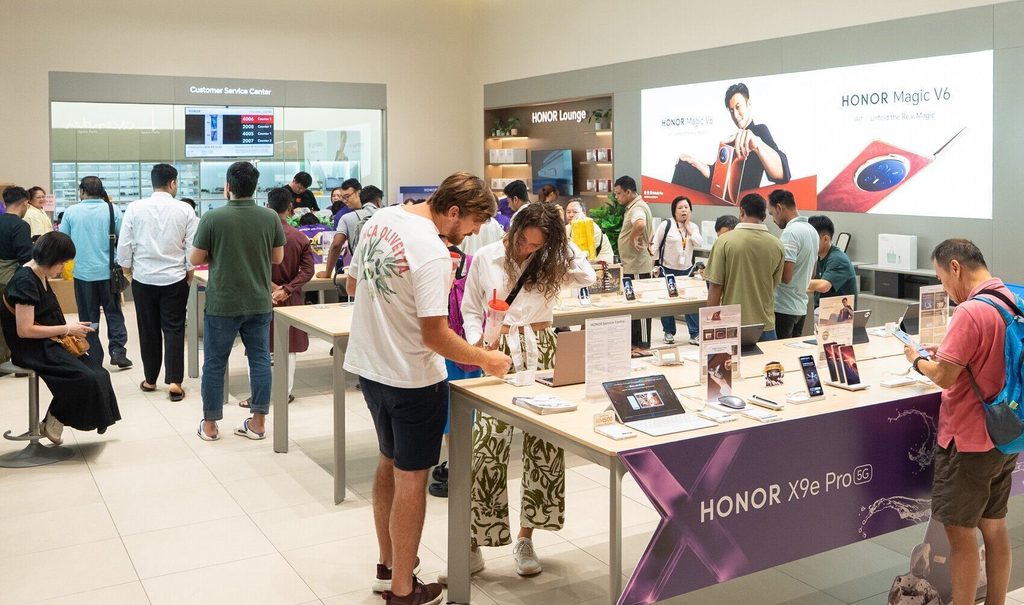 Retail crowd inside an official HONOR store during the nationwide HONOR X9e Pro launch