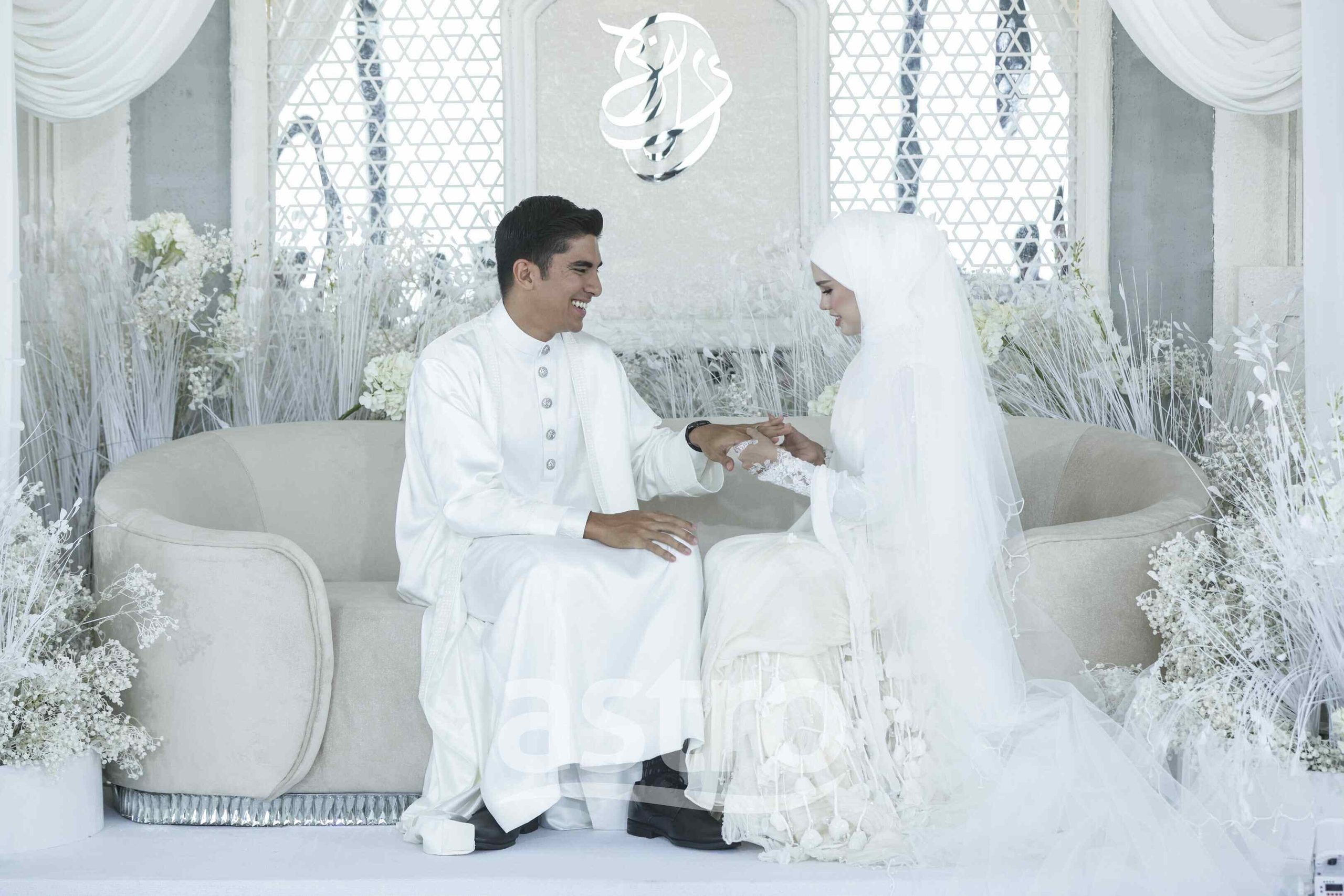 Upacara menyarung cincin antara Syed Saddiq dan Bella Astillah berbusana serba putih