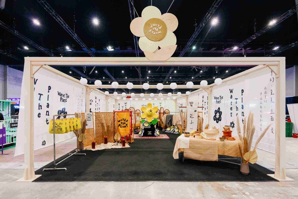 Reka bentuk reruai jenama pakaian Water The Plant yang mempamerkan barangan jualan fesyen di ruang pameran festival LahLahLand 2026